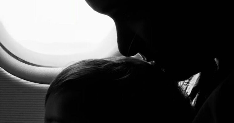 Prendre l’avion avec bébé : mes conseils pour un voyage serein